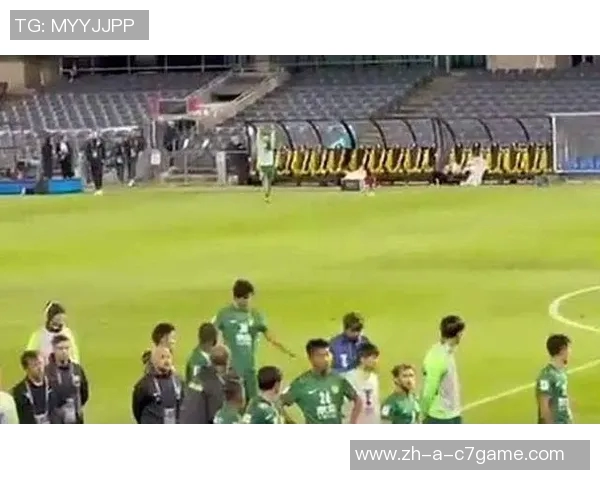 媒体人解读杨立瑜竖大拇指事件背后的真实情感与球迷互动的误解 媒体人解读杨立瑜竖大拇指事件背后的真实情感与球迷互动的误解