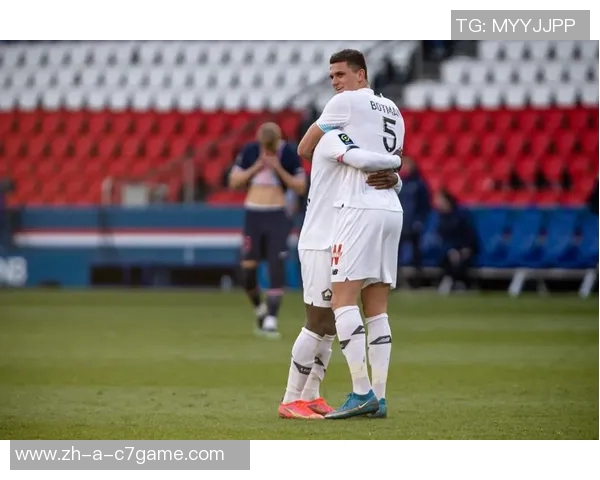 约罗身穿里尔球衣盛装出席里尔对阵巴黎比赛开球仪式 约罗身穿里尔球衣盛装出席里尔对阵巴黎比赛开球仪式