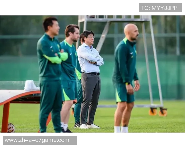 拉米罗首次公开带队训练分组对抗战术布局引关注 拉米罗首次公开带队训练分组对抗战术布局引关注