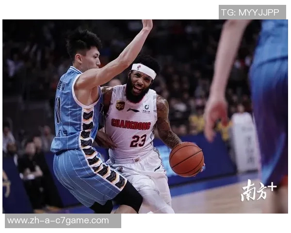 文班在队内训练中化身怪物持球一条龙突破抗飞防守完成双手暴扣 文班在队内训练中化身怪物持球一条龙突破抗飞防守完成双手暴扣